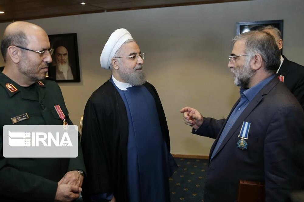 سالروز تجلیل از «خانواده شهدای هستهای» و «افتخارآفرینان برجام» / اعطای «نشان خدمت» از سوی روحانی به شهید محسن فخریزاده در سال ۹۴ + گزارش تصویری