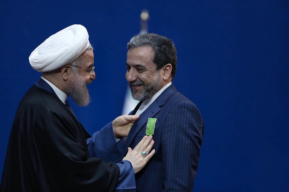 سالروز تجلیل از «خانواده شهدای هستهای» و «افتخارآفرینان برجام» / اعطای «نشان خدمت» از سوی روحانی به شهید محسن فخریزاده در سال ۹۴ + گزارش تصویری