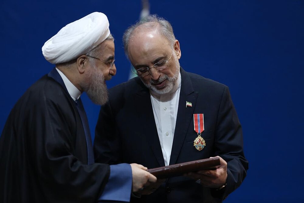 سالروز تجلیل از «خانواده شهدای هستهای» و «افتخارآفرینان برجام» / اعطای «نشان خدمت» از سوی روحانی به شهید محسن فخریزاده در سال ۹۴ + گزارش تصویری