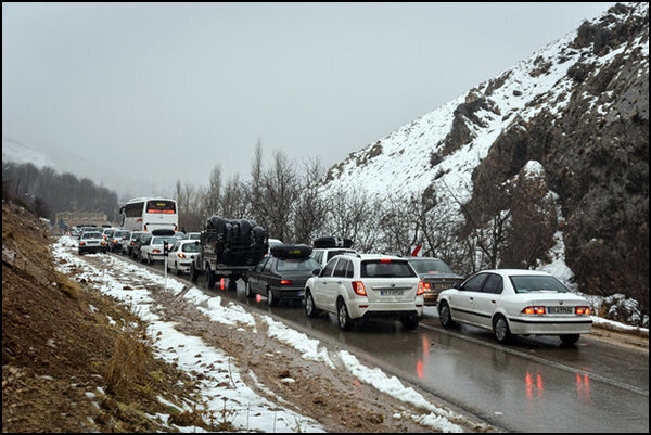 برف و باران در جاده‌های ۲۱ استان/ ترافیک نیمه سنگین در این جاده‌ها