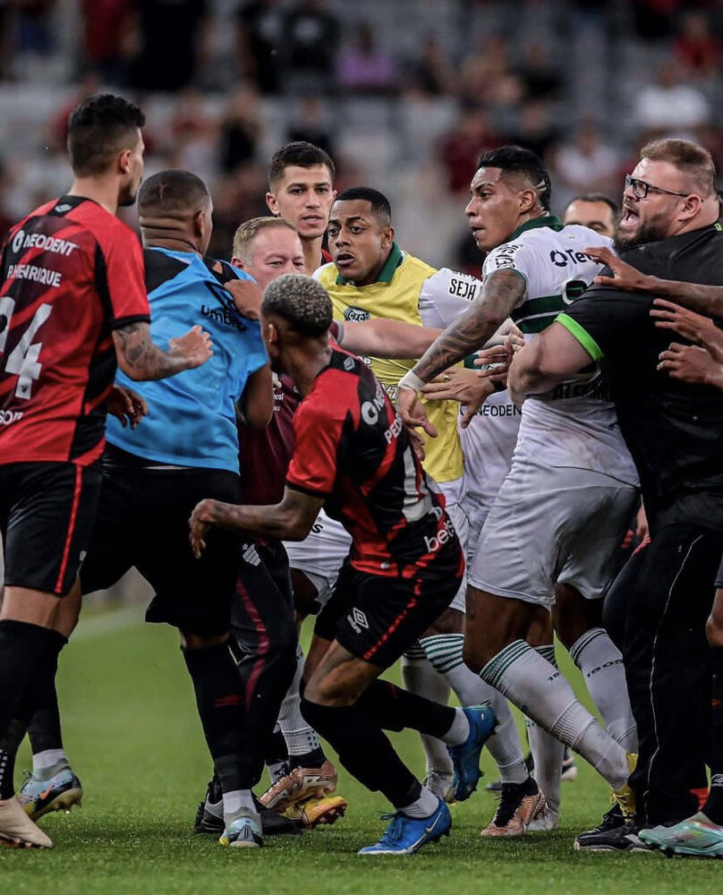 عکس| خشنترین بازی جهان با ۸ اخراجی