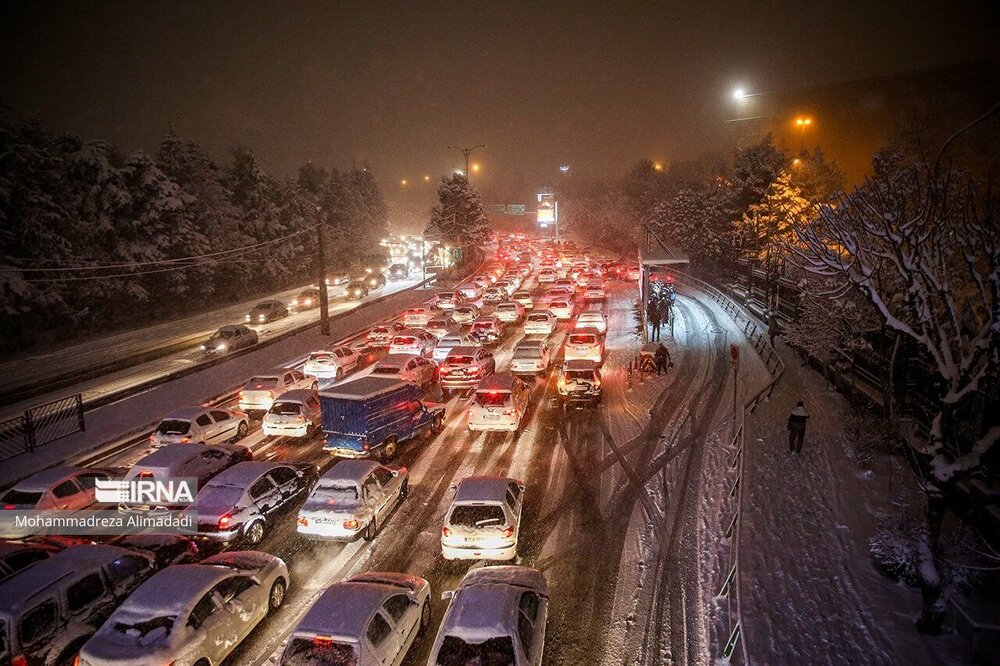 وضعیت بزرگراه‌های تهران در شب برفی / عکس