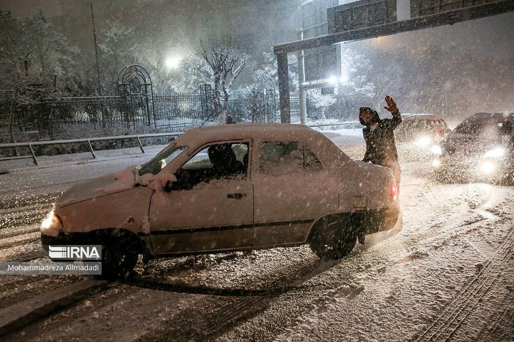 وضعیت بزرگراههای تهران در شب برفی / عکس
