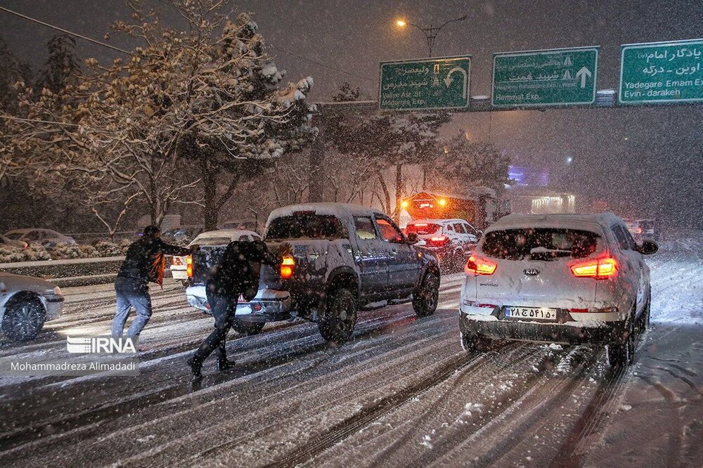 وضعیت بزرگراه‌های تهران در شب برفی / عکس