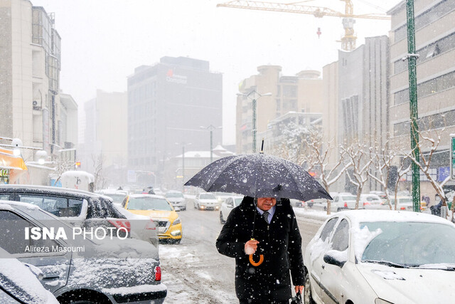 عذرخواهی شهرداری تهران از شهروندان برای روز و شب برفی پایتخت / «دنبال بهانه‌جویی نیستیم، حجم برف سنگین بود»