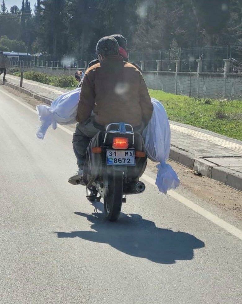 تصویری عجیب و دردناک از انتقال جنازه، در پی کمبود آمبولانس در ترکیه / عکس