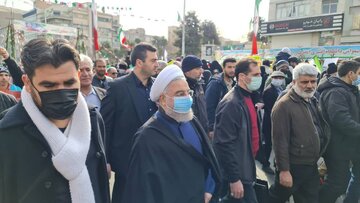 روحانی در حاشیه راهپیمایی ۲۲ بهمن: انقلاب متعلق به «همه مردم» است / نگذاریم «اقلیتی قدرت‌طلب»، اکثریت را کنار بزنند که آن روز، «پایان انقلاب» خواهدبود