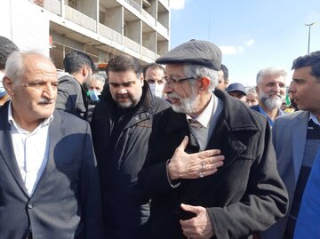 ببینید | عکس انداختن یک خانم کم حجاب با حداد عادل در حاشیه راهپیمایی امروز