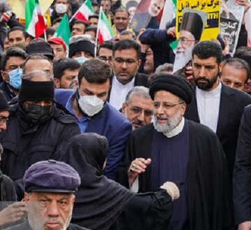 رئیسی در راهپیمایی ۲۲ بهمن  / برخورد متفاوت و رویاروی یک بانو با رئیس‌جمهور عکس‌ها