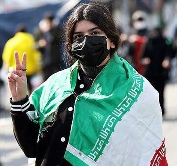  «تذکر حجاب» به دختر کم‌حجاب در راهپیمایی ۲۲ بهمن / عکس