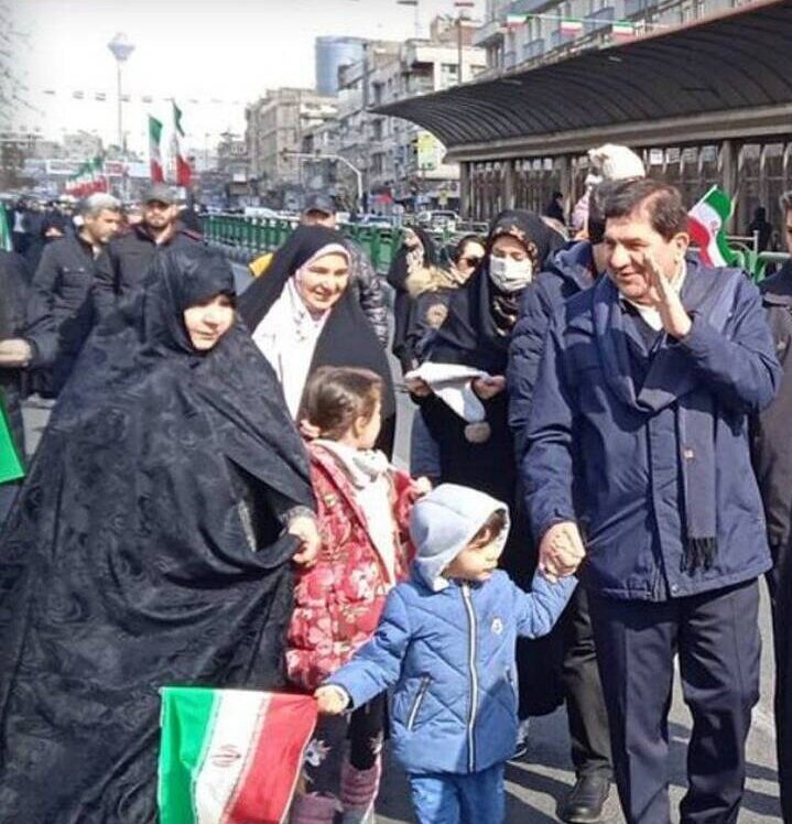 حضور مخبر با همسر و فرزندانش در راهپیمایی ۲۲ بهمن + عکس