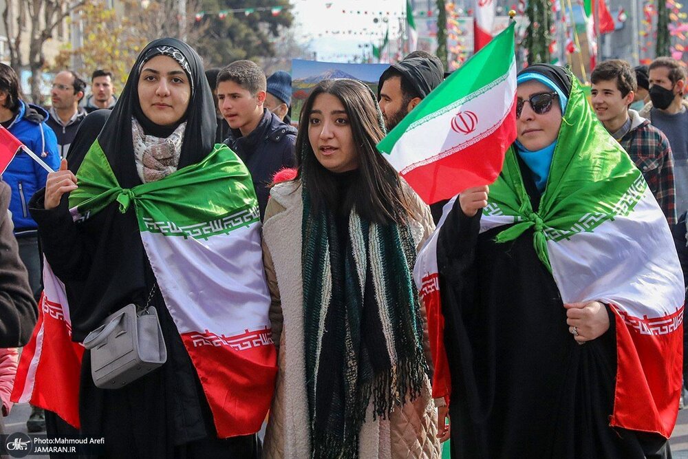حضور یک زنِ «کم‌حجاب» کنار چادری‌ها در راهپیمایی ۲۲ بهمن + عکس