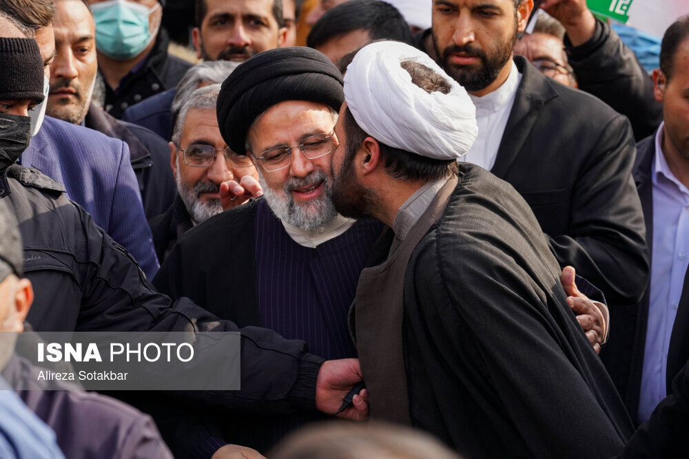 رئیسی در راهپیمایی ۲۲ بهمن / برخورد متفاوت و رویاروی یک بانو با رئیسجمهور عکسها