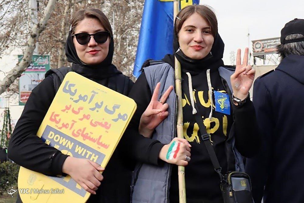   «کم‌حجاب‌ها» کنار «چادری‌ها» در راهپیمایی ۲۲ بهمن + عکس‌ها