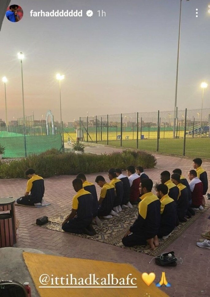 نماز دسته جمعی شاگردان مجیدی بعد از جشن پیروزی/عکس