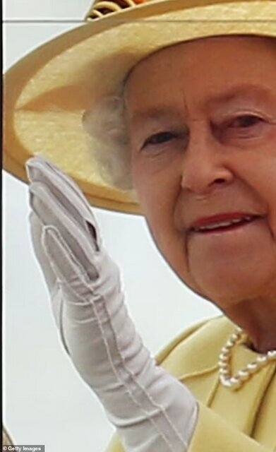 جوراب سوراخ چارلز سوم در مسجد سوژه شد/عکس