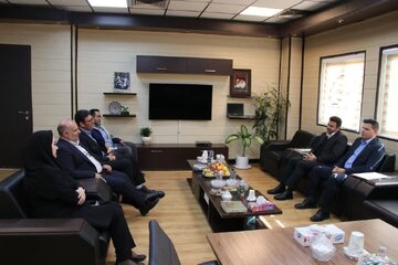 دیدار صمیمانه مدیر عامل پتروشیمی اروند و مدیر شعب بانک قرض‌الحسنه مهر ایران استان خوزستان
