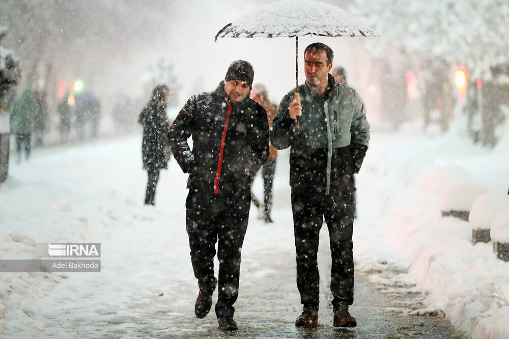 عکس | قدم زدن با چتر زیر بارش برف/ تصاویر جالب از بارشهای چند روز گذشته