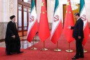 عکس‌های دیدنی از «برتری عددی» هیات همراه رئیسی در «سرزمین اژدها» / محاصره دیپلمات‌های چینی از سوی همتایان ایرانی در پکن