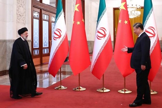 عکس دیدنی از برتری «عددی» هیات همراه رئیسی در سرزمین «اژدهای سرخ» / محاصره دیپلمات‌های چینی از سوی همتایان ایرانی در پکن