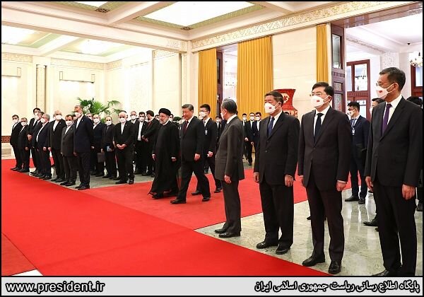 عکسهای دیدنی از «برتری عددی» هیات همراه رئیسی در «سرزمین اژدها» / محاصره دیپلماتهای چینی از سوی همتایان ایرانی در پکن