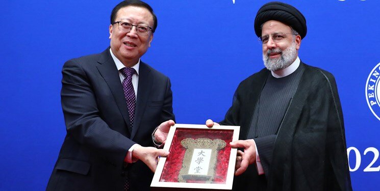 غنیسازی «رزومه» رئیسجمهور / چینیها به رئیسی، عنوان «استاد افتخاری» دانشگاه دادند + عکس