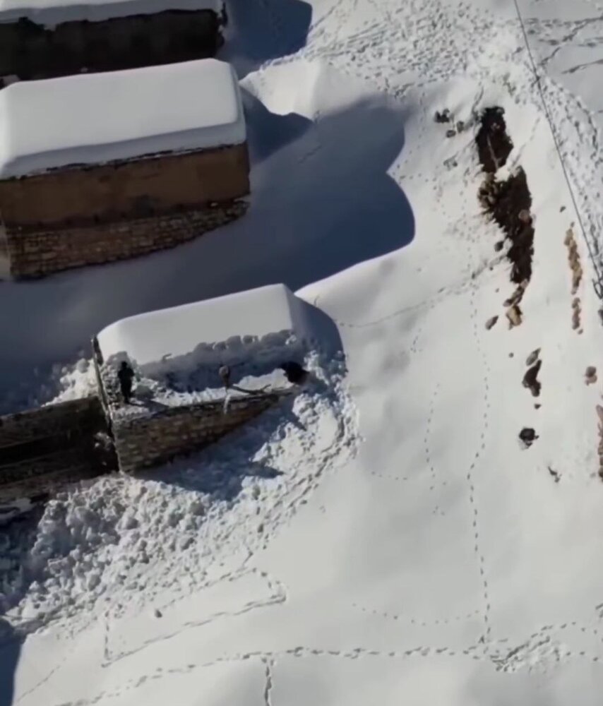 تصویر هوایی از زیر برف رفتن خانهها در کوهرنگ/ عکس