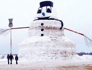 عکس | ساخت آدم برفی ۱۶ متری بهنام «پدربزرگ»