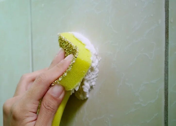 چند روش ساده برای تمیز کردن کاشی‌های حمام