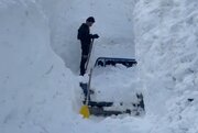 تصویر جالب از دفن شدن وانت نیسان زیر برف / عکس