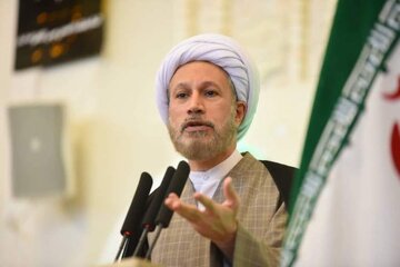 خطیب جمعه شیراز: برخی دنبال «تسلیم» ملت سرفراز ایران به آمریکا هستند / عمده مشکلات و نارضایتی‌ها مربوط به «مسائل اقتصادی» است