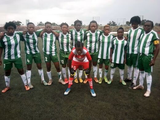 فیلم | داور فوتبال زیر مشت و لگد زنان فوتبالیست