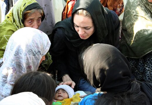 سلبریتیهای دنیا چطور در بلایای طبیعی کمک میکنند؟/ «برخی به صلیب سرخ اعتماد ندارند» سلبریتیهای دنیا چطور در بلایای طبیعی کمک میکنند؟/ «برخی به صلیب سرخ اعتماد ندارند»