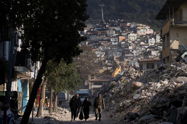 عکس | بمب کشنده در مناظق ویران از زلزله ترکیه و سوریه!