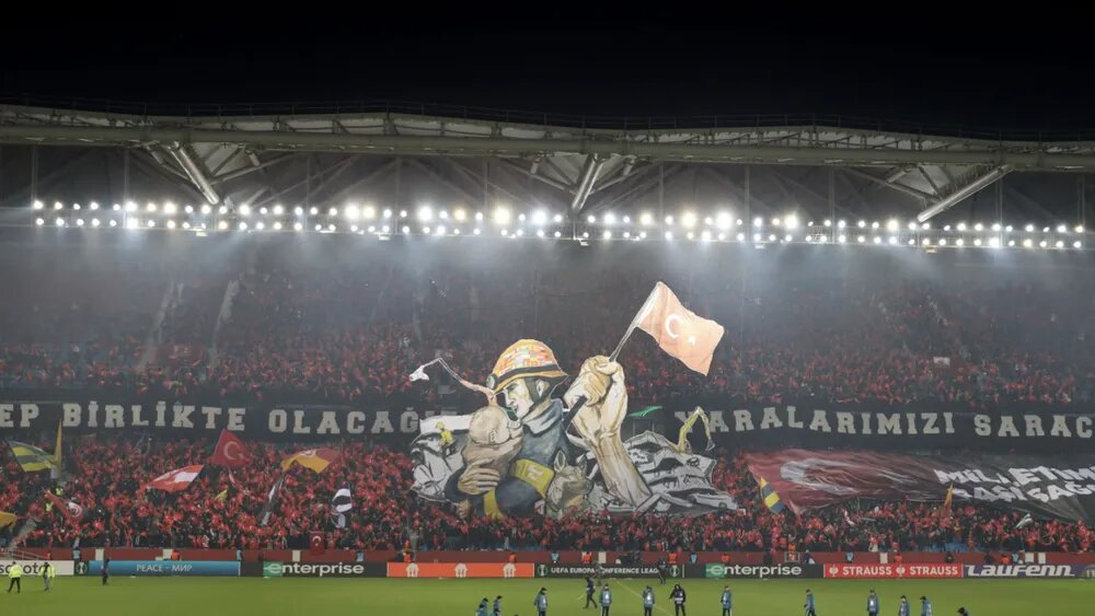 عکس | ادای احترام هواداران ترکیهای به نیروهای امداد زلزله