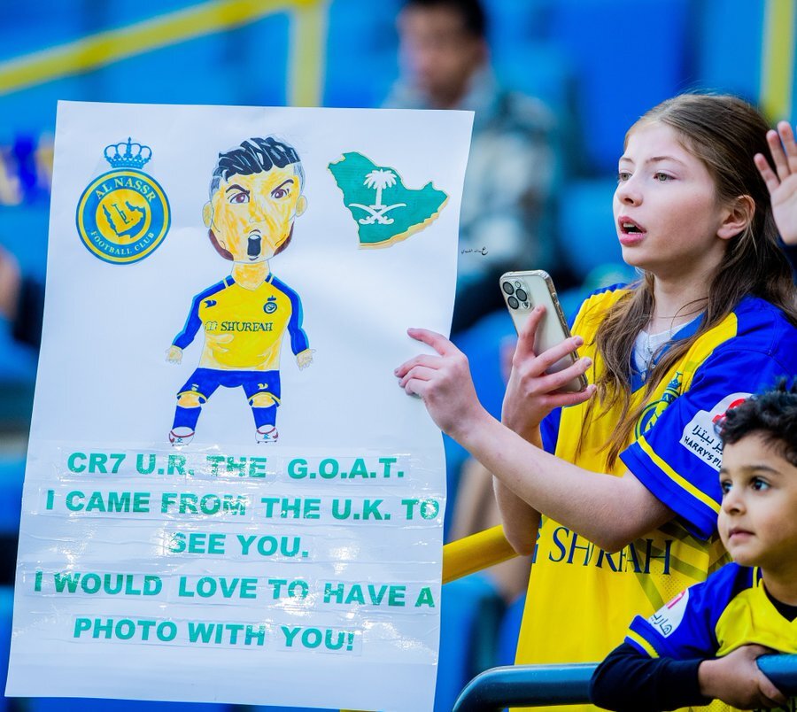 عکس | خاصترین هوادار رونالدو؛ دختری که از انگلیس به عربستان رفت!