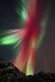 آسمان شب در شمالیترین مناطق اروپا و آمریکا قرمز شد / عکس