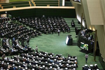 نظم حقوقی کشور با علامت سوال مواجه شده/کارت زرد شورای نگهبان به نمایندگان وجه قانونی ندارد