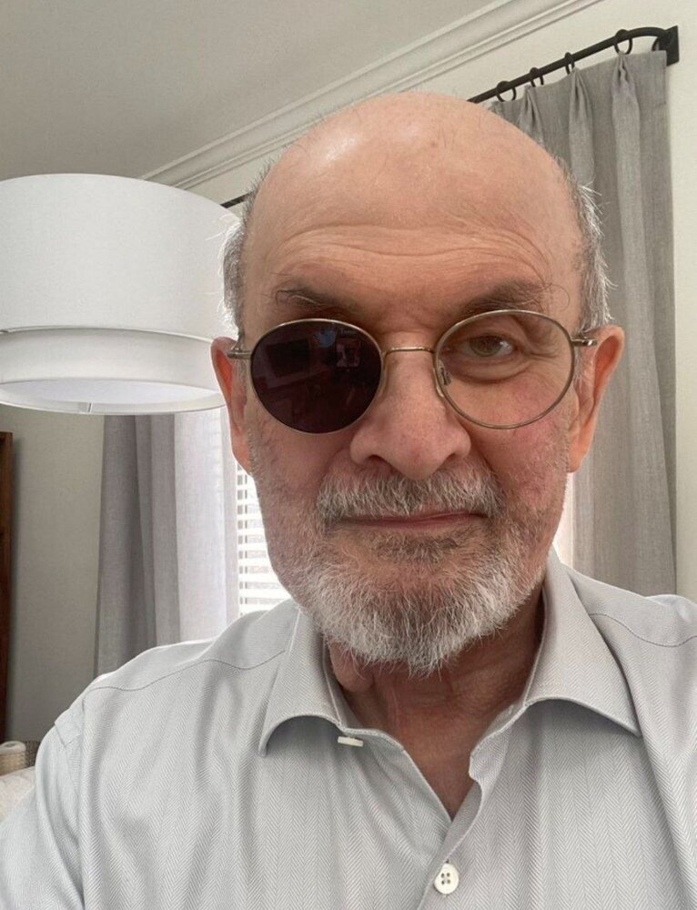 اهدای «۱۰۰۰ متر زمین با ارزش» در ایران به «جوان ضارب سلمان رشدی»