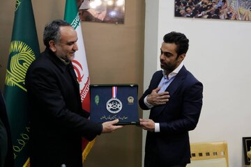 اهدای مدال جهانی «مهدی ماهانی»، قهرمان پرورش اندام به موزه آستان قدس رضوی 