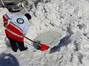 ببینید | تصاویر جالب از تلاش‌ها برای خروج پیکان دفن شده در زیر برف‌های کوهرنگ