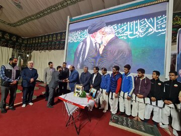 اهدا مدال طلا قهرمانِ کرمانی جهان به شهید هاشمی‌نژاد
