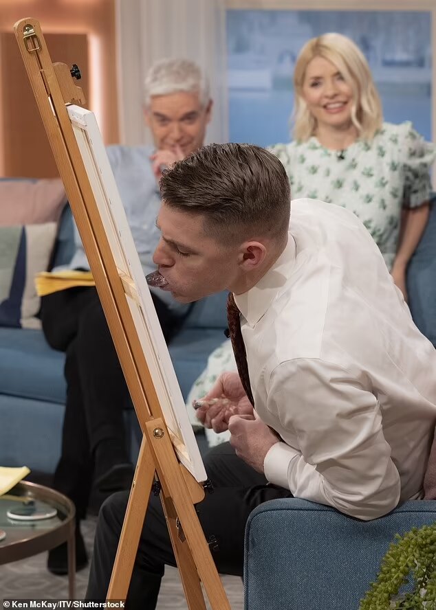 عکس| مردی که با زبان درازش نقاشی می‌کند، رکورد گینس را زد
