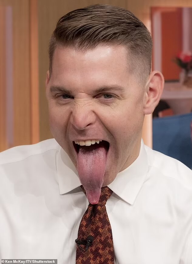 عکس| مردی که با زبان درازش نقاشی می‌کند، رکورد گینس را زد