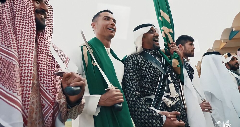 عکس | تیپ باورنکردنی کریستیانو رونالدو با دشداشه و شمشیر!