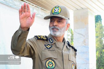 اعطای یک نشان خاص توسط فرمانده کل ارتش به خانواده شهیدان پدافند هوایی +تصاویر اعطای یک نشان خاص توسط فرمانده کل ارتش به خانواده شهیدان پدافند هوایی +تصاویر