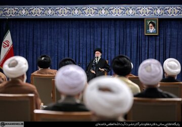 تصویری از حسن روحانی در دیدار نمایندگان مجلس خبرگان با رهبر انقلاب