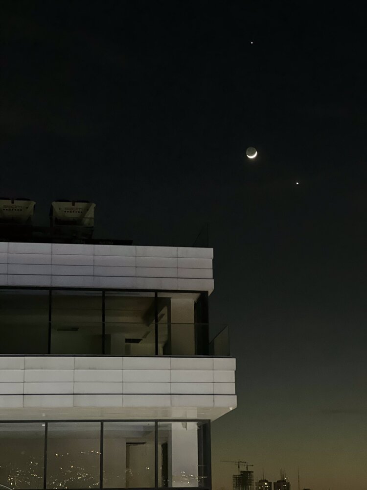 تصاویر | عکس های موبایلی جالب مجری سرشناس از آسمان دیشب تهران!