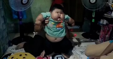 عکس| پسربچه‌ ۱۹ ماهه‌ با ۲۷ کیلوگرم وزن که لباس‌های پدرش را می‌پوشد