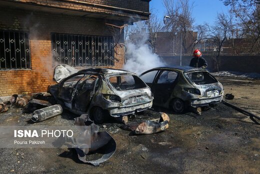 عکس| تصاویری از ماشین‌های سوخته درپی انفجار مرکز گاز مایع در همدان